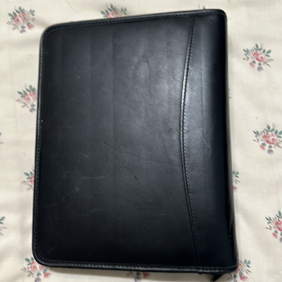 Kirkland signature zip up leather organizer/planner. 7 ring. - Picture 3 of 14